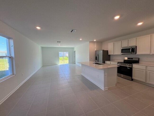 Foto del edificio - Brand New 5 Bedroom 2 ½ Bath new construct...