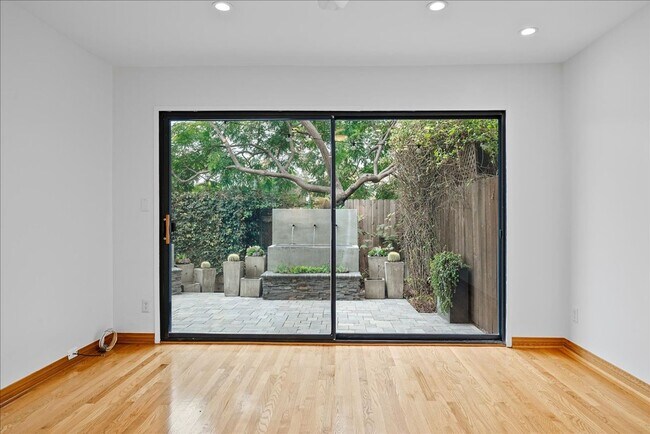 Building Photo - Beautiful Venice Apartment With Large Priv...