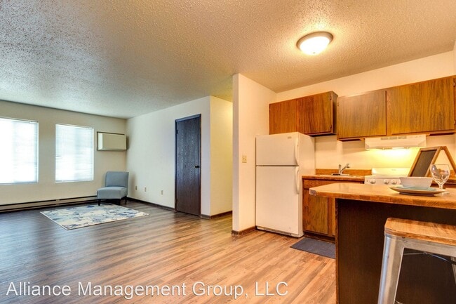 Building Photo - 901 10th Ave W