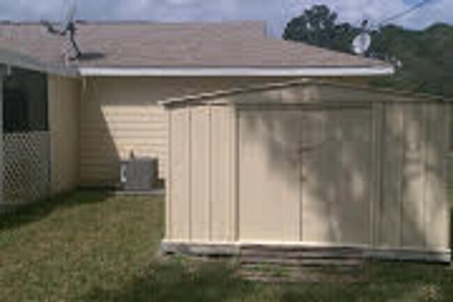 Building Photo - Pet friendly pool home with 3 bedrooms and...