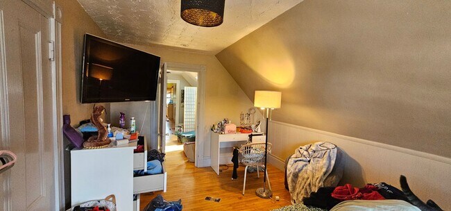 Foto del edificio - Allston 2 Bed – Top Floor – Skylights – No Fee – 9/1