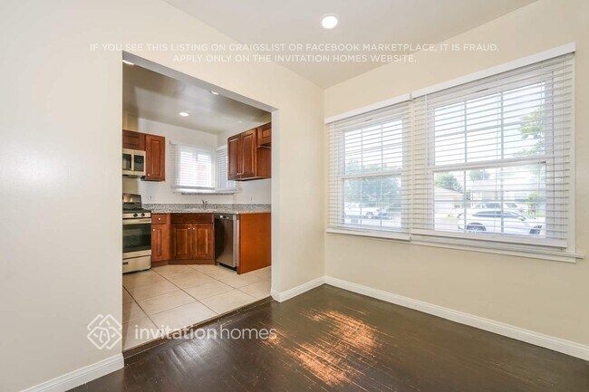 Building Photo - 2112 N Screenland Dr