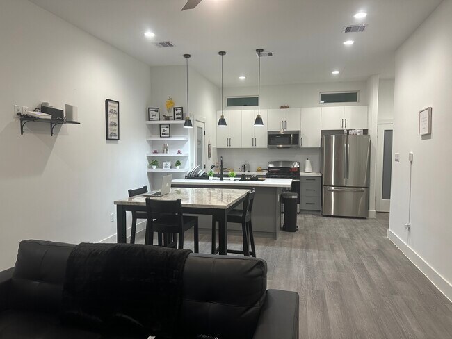 Foto del edificio - 3230 Reeves St