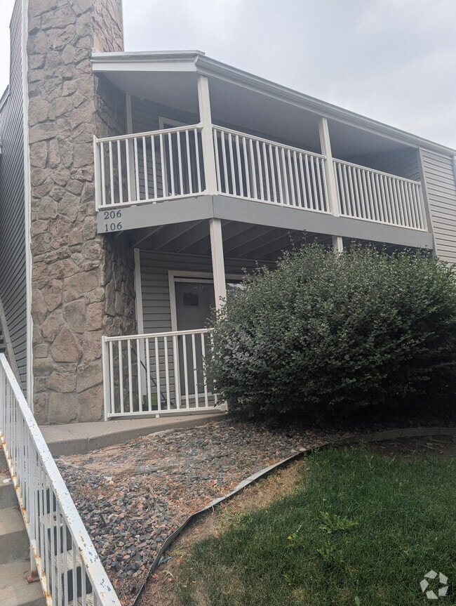 Building Photo - 921 S Walden St