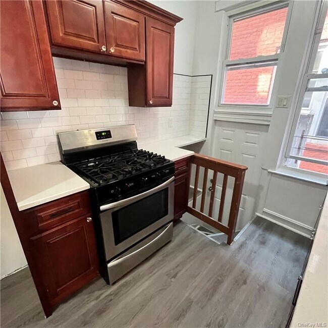 Foto del edificio - 949 E 214th St