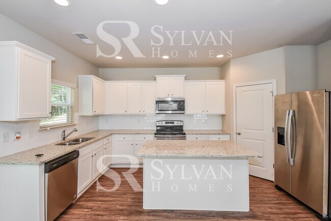 Building Photo - Gorgeous 3BR 2.5BA Traditional Home