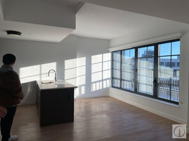 Building Photo - 1 bedroom in LONG ISLAND CITY NY 11101