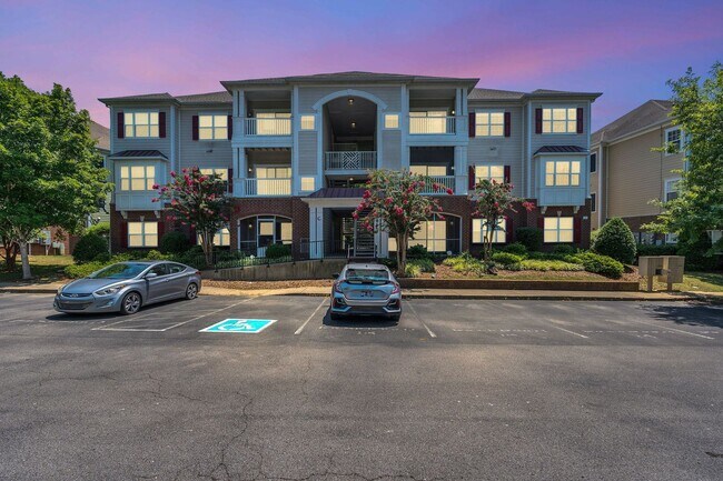 Foto del edificio - Stylish Condo with Balcony Views in South Nashville