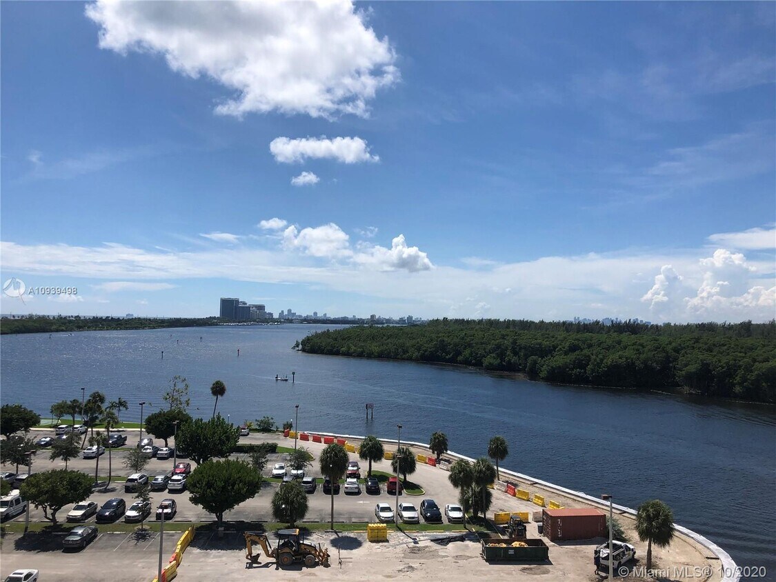 Foto principal - 400 Kings Point Dr