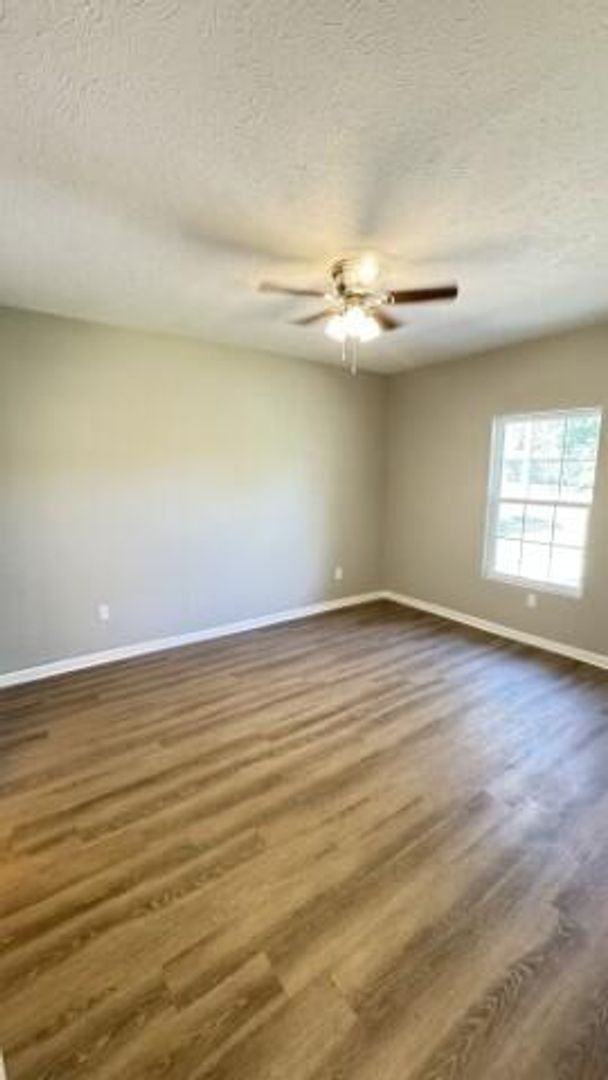 Building Photo - 310 Parkview Ave