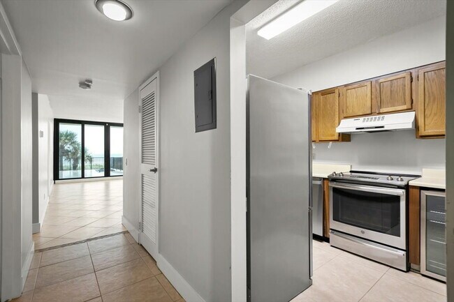 Foto del edificio - Beachfront Condo with Ocean Views and Acce...