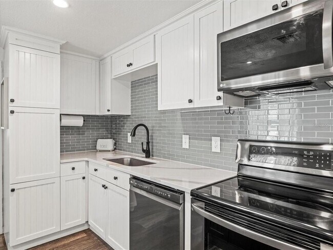 Building Photo - 3138 W Varn Ave