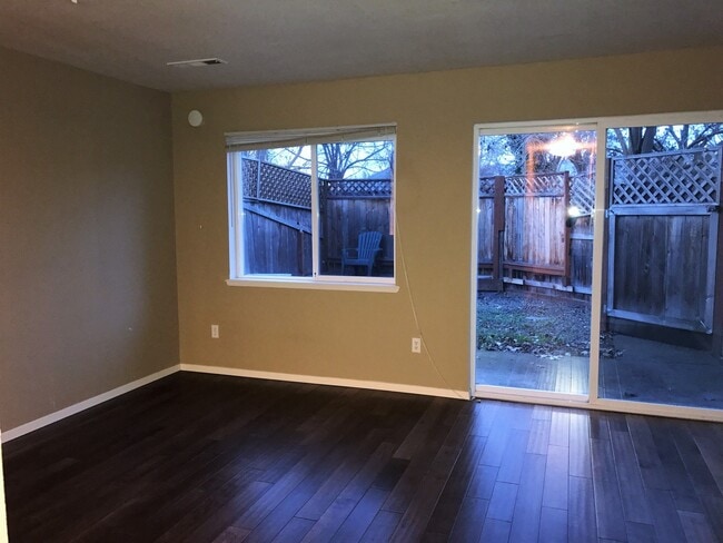 Foto del edificio - Two bedroom townhouse near Downtown!  Available Now