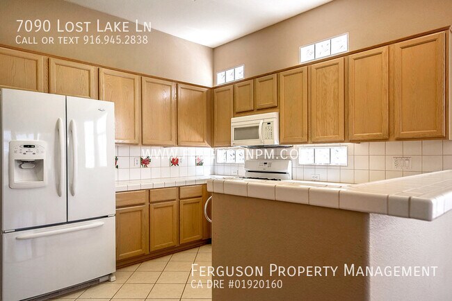 Building Photo - Popular Plumas Model in Sun City Roseville...