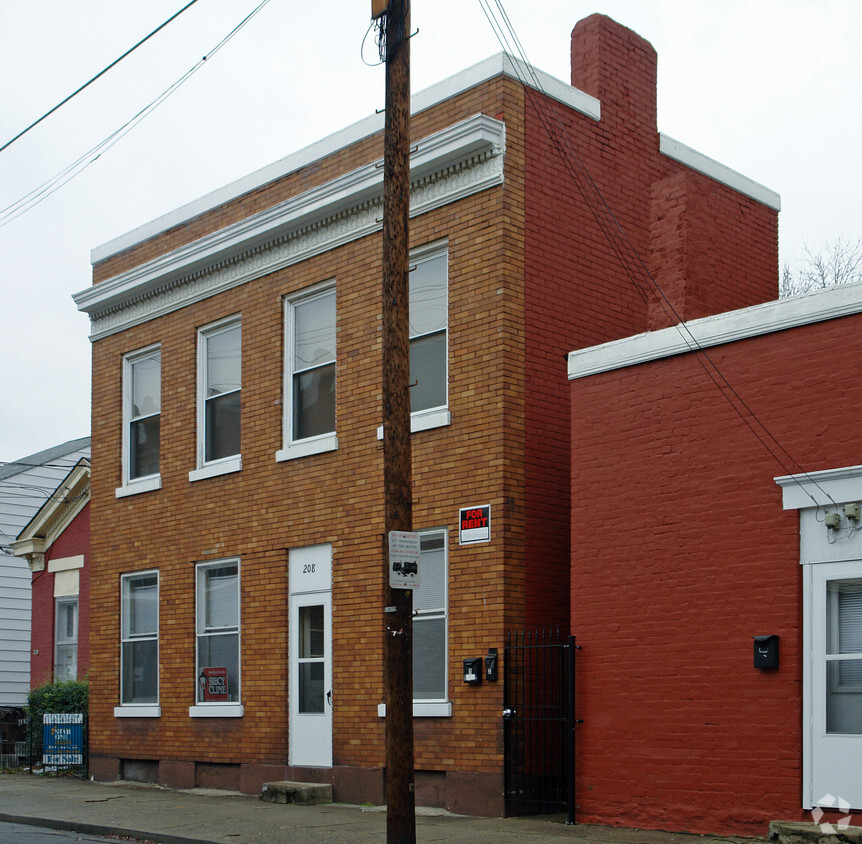 Building Photo - 208 E 8th St