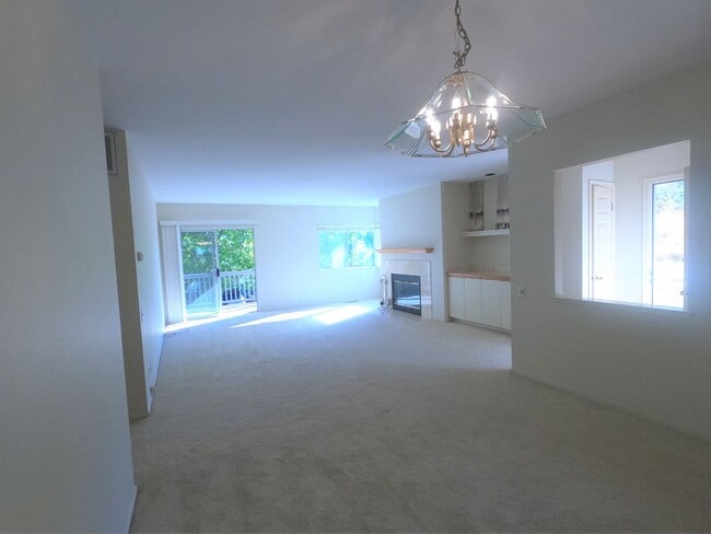 Building Photo - GREAT TWO BEDROOM TWO BATH ONE-LEVEL END U...