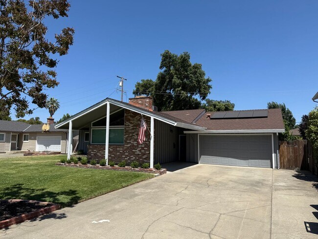 Charming 3-Bedroom Home with Pool in West ... - Charming 3-Bedroom Home with Pool in West ...