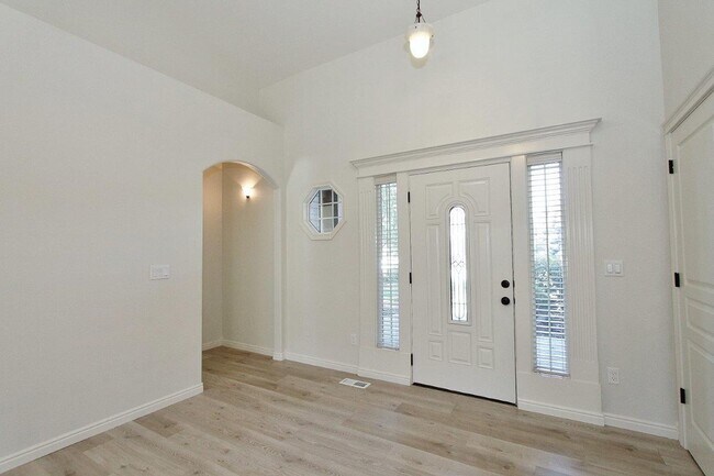 Foto del edificio - Stunning Home w/Open Floor-plan