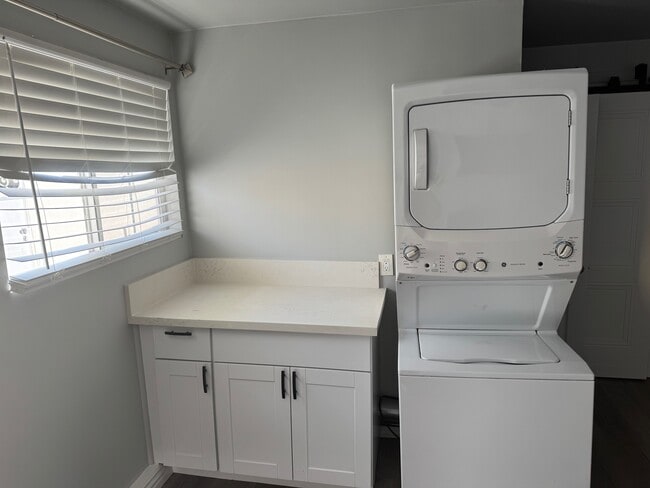 Washer/Dryer - 15614 S Denver Ave