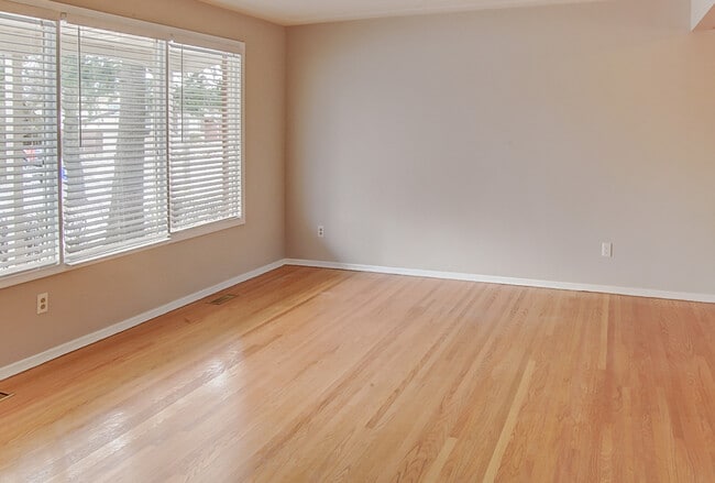 Building Photo - 315 Rosemount Dr