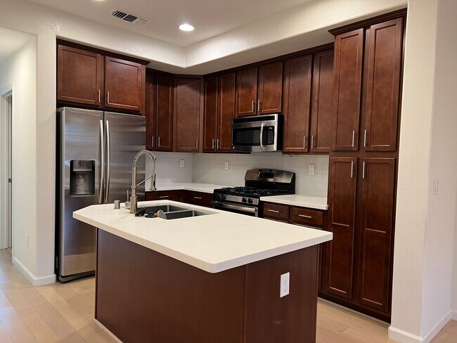 Photo - Immaculate Tri-level 3 Bedroom 3 Bath San ... Townhome