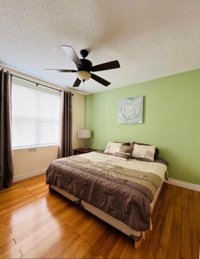 Foto del edificio - 2100 Greenview Shores Blvd