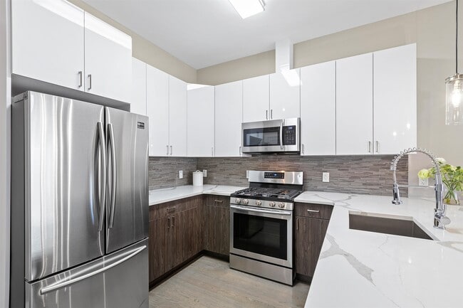 Building Photo - 313 PINE St