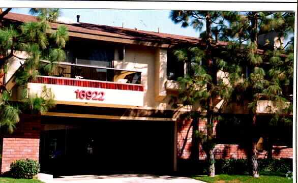 Foto del edificio - 16922 Lynn Ln