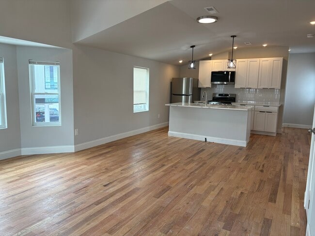 Building Photo - 255 Salem St