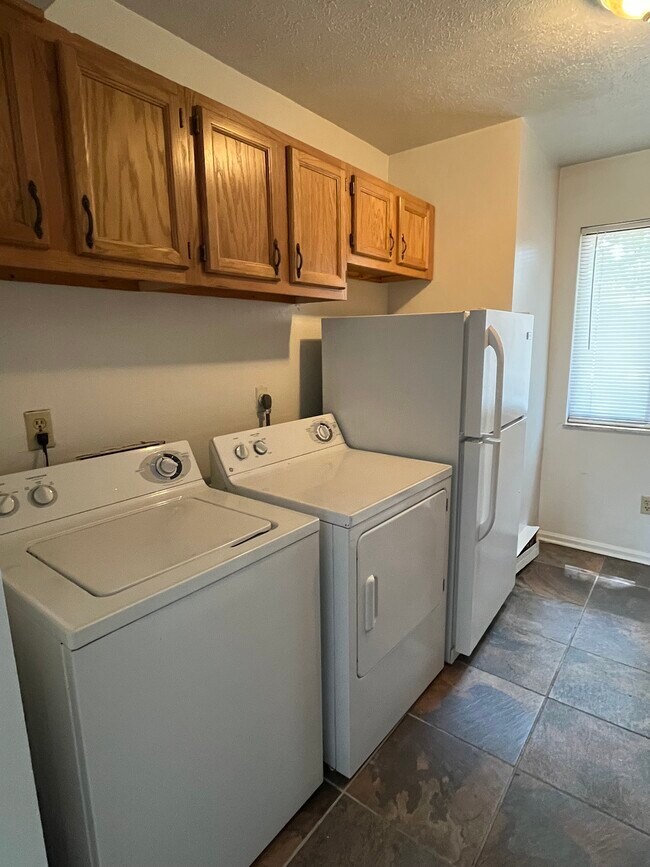 Foto del edificio - 98 W Central Ave