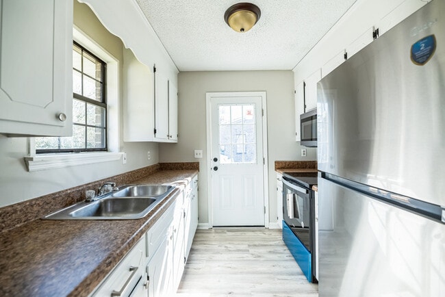 Building Photo - 114 Johnny Reb Dr