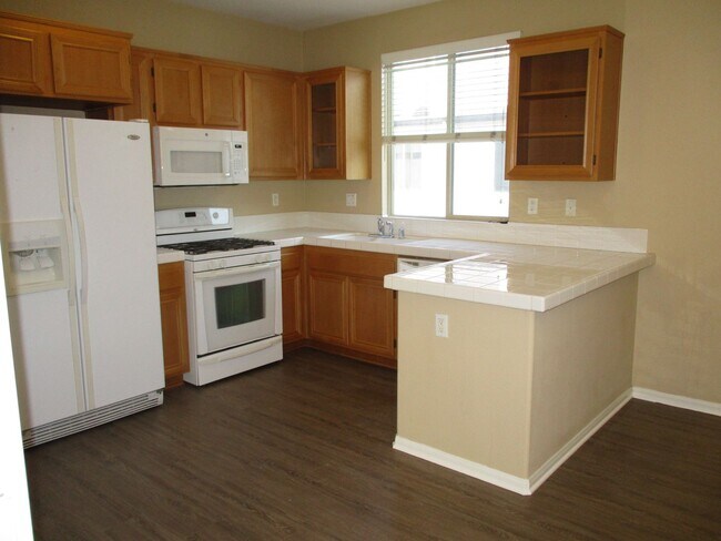 Building Photo - South Escondido 3 bedroom 3.5 Bath Town Home