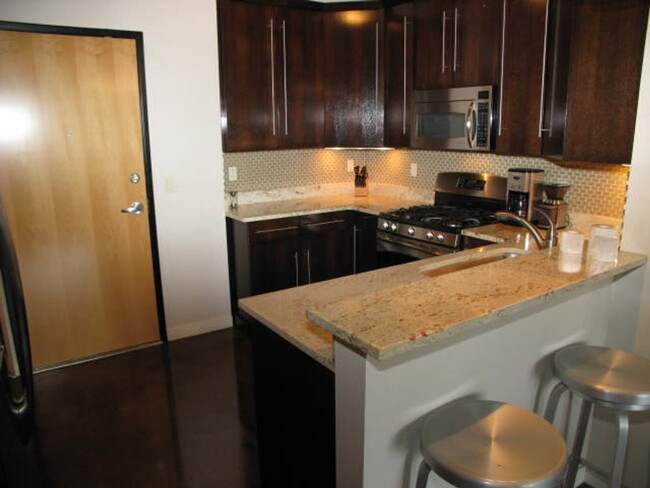 Building Photo - 3rd Ward Condo For Rent