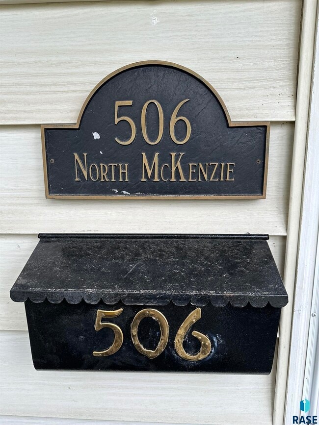 Building Photo - 504-506 N McKenzie St