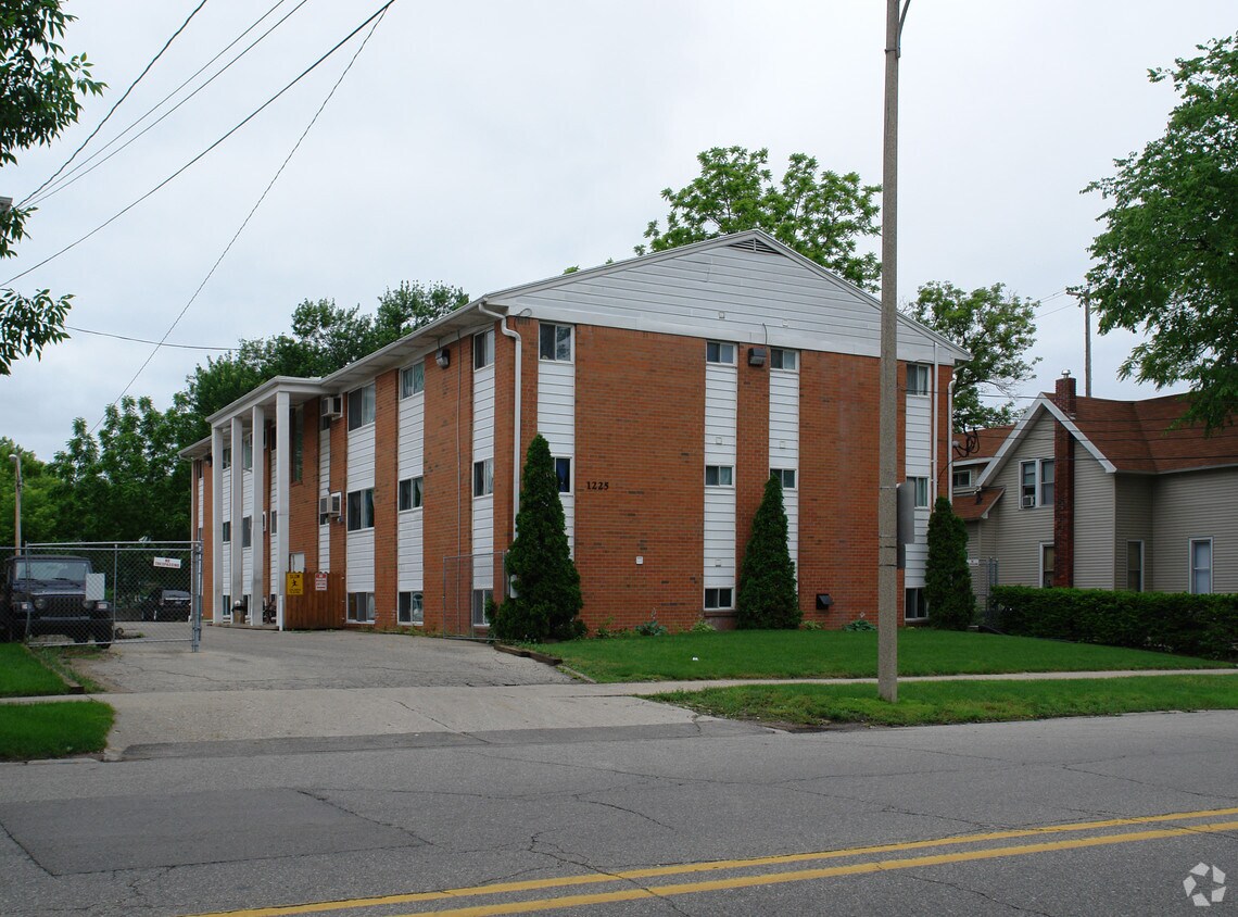 Foto principal - 1225 N Grand River Ave