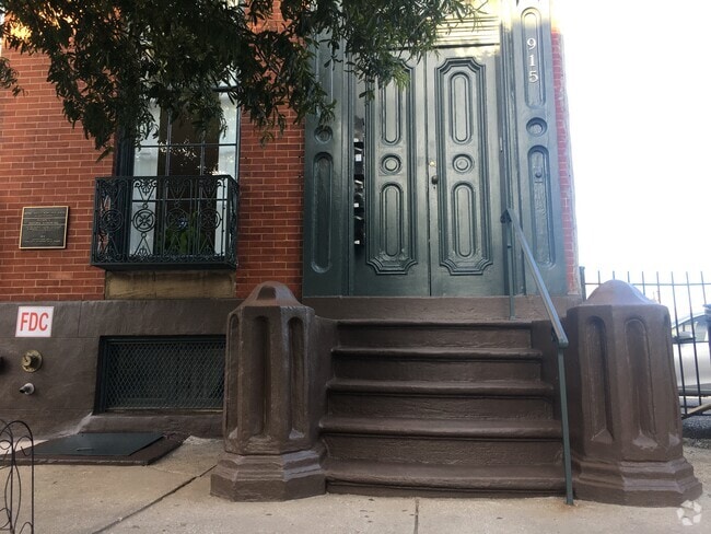 Building Photo - 915 Cathedral St