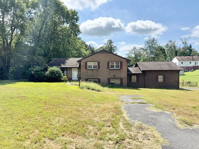 Building Photo - LARGE HOUSE CLOSE TO DAHLGREN!