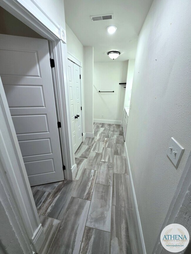 Building Photo - 1 Bedroom / 1 Bath Apartment Located on Broadway Street