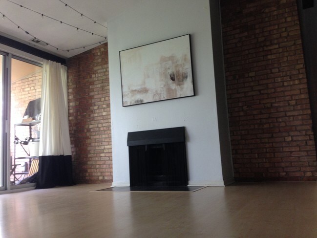 Foto del edificio - 6015 Forest View Rd