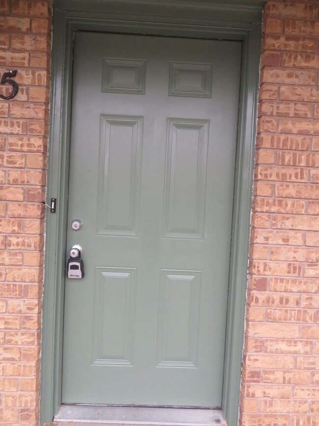 Building Photo - Clean 3 Bedroom 2 Bath Home For Rent