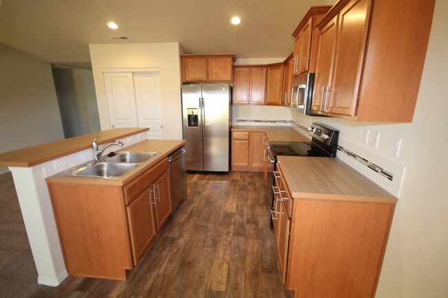 Building Photo - Like New SE Bend House, All Appliances, Do...