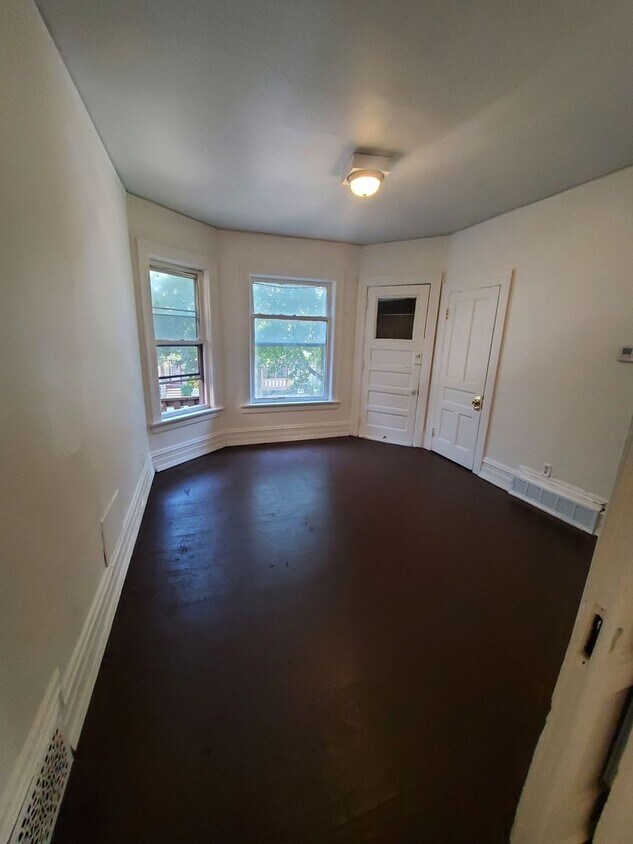 Foto principal - 2458-2460 W Juneau Ave.