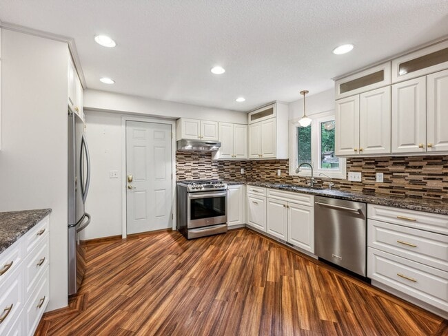 Building Photo - 4 Bedroom Single Family Home in Maple Grove