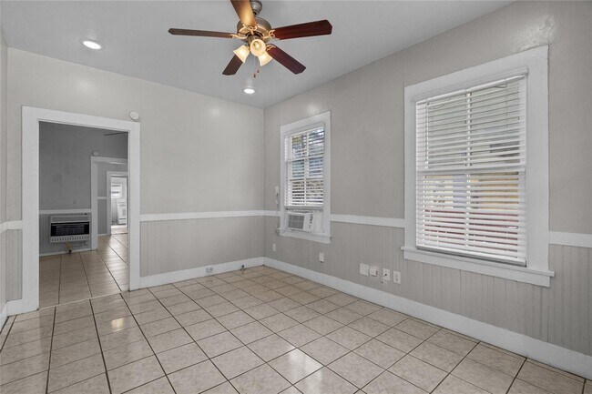 Foto del edificio - Cozy 1-bedroom 1-batn duplex on Galveston Island