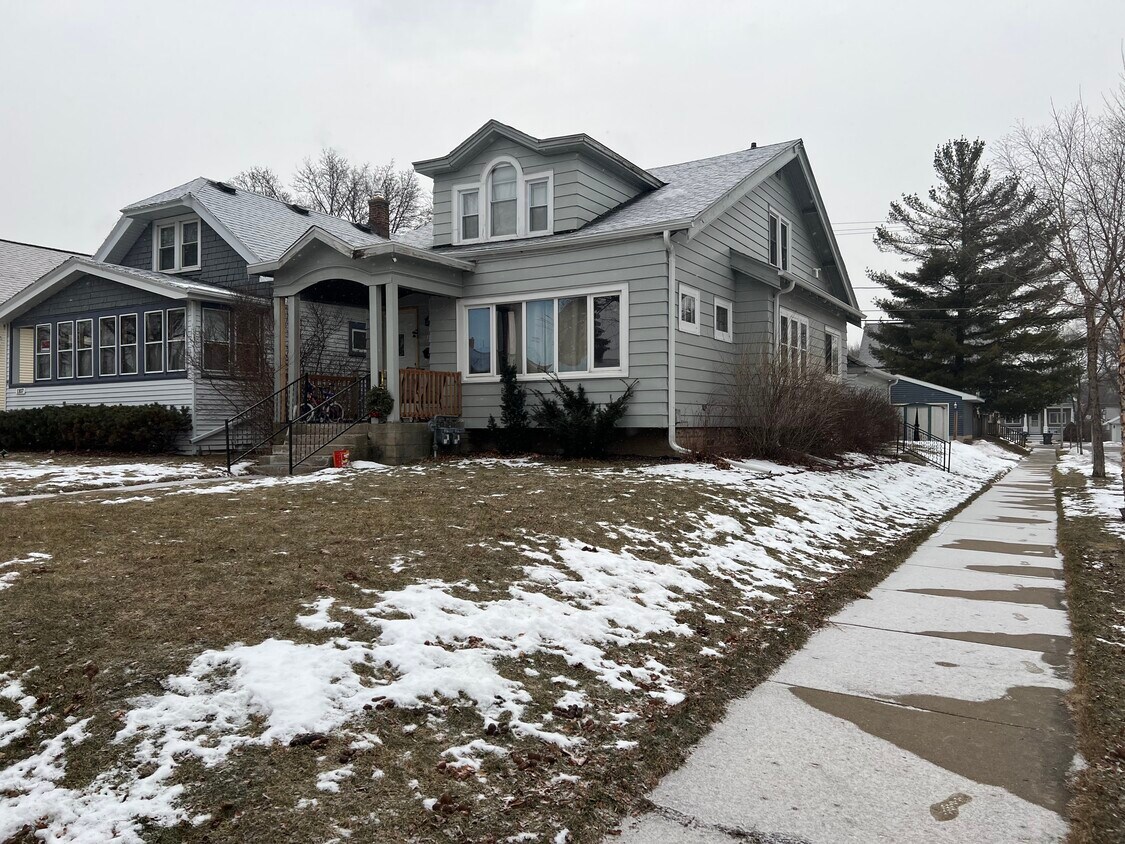 1103 S 85th St, West Allis, WI 53214 Townhome Rentals in West Allis WI