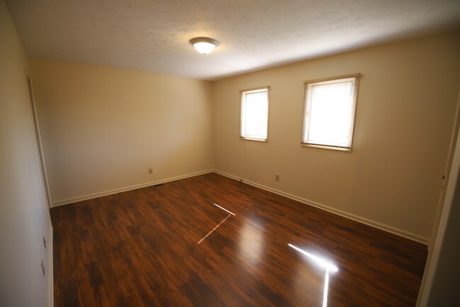 Building Photo - 2BD/1.5BA Townhouse
