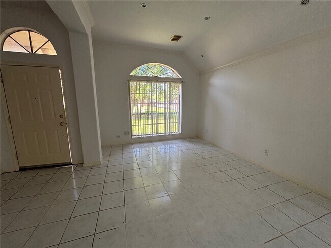 Foto del edificio - 15803 Mission Estates Ct