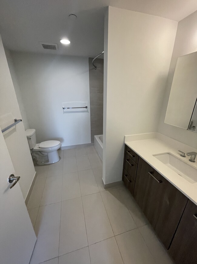 Main bathroom - 3401 N Miami Ave