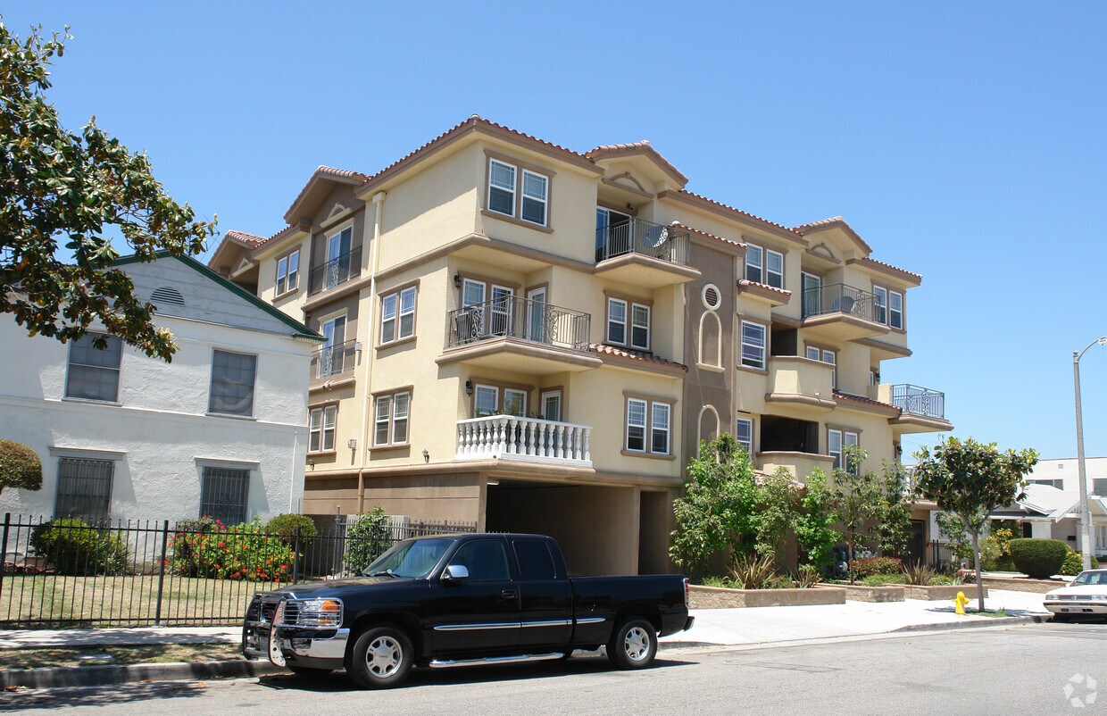 Building Photo - 929 S St Andrews Pl
