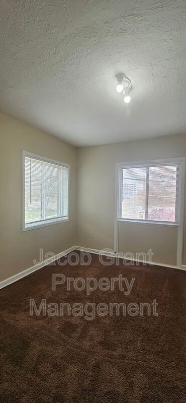 Building Photo - 676 Memorial Dr